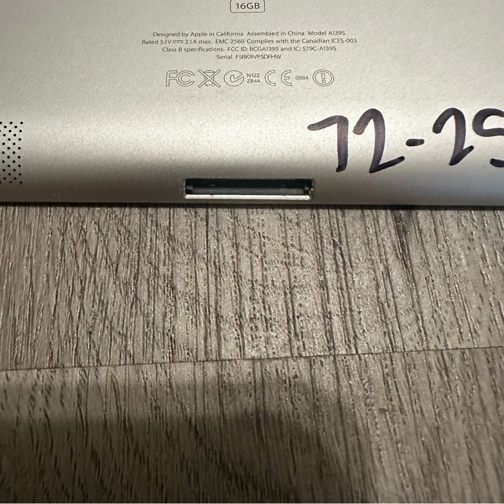 APPLE IPAD A1395 16GB Silver 2nd Gen With Charger